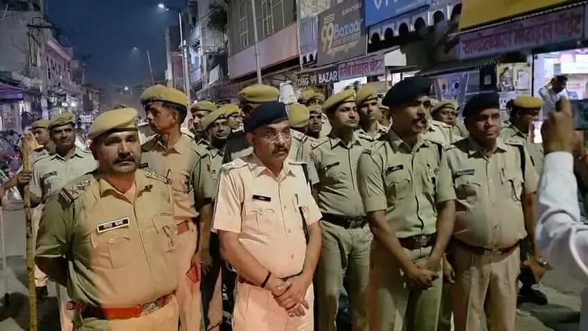 आज पुलिस अधीक्षक #डीग श्री शरण गोपीनाथ के. IPS नेतृत्व में थाना #कोतवाली डीग क्षेत्र में मय पुलिस जाब्ता आगामी त्यौहार एवं आगामी पंचायतीराज चुनावों के मध्येनजर #फ्लैग_मार्च किया गया ।
#RajasthanPolice
#DeegPolice
Rajasthan Police
Igp Bharatpur
CMO Rajasthan