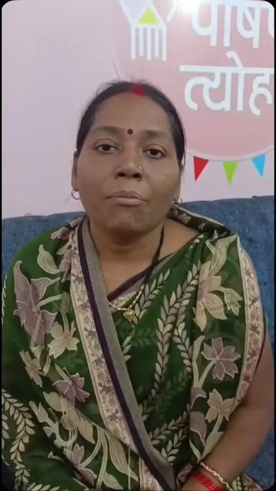 सागर की प्रीति प्रजापति ने ‘लाडली बहना योजना’ की राशि से सिलाई और पिको मशीन खरीदकर अपना व्यवसाय बढ़ाया है। अब वे हर महीने ₹3,000 कमाकर आत्मनिर्भर बन गई हैं। इस लाभ के लिए उन्होंने मुख्यमंत्री जी का धन्यवाद किया है।
#jansamparkMP #sagar
