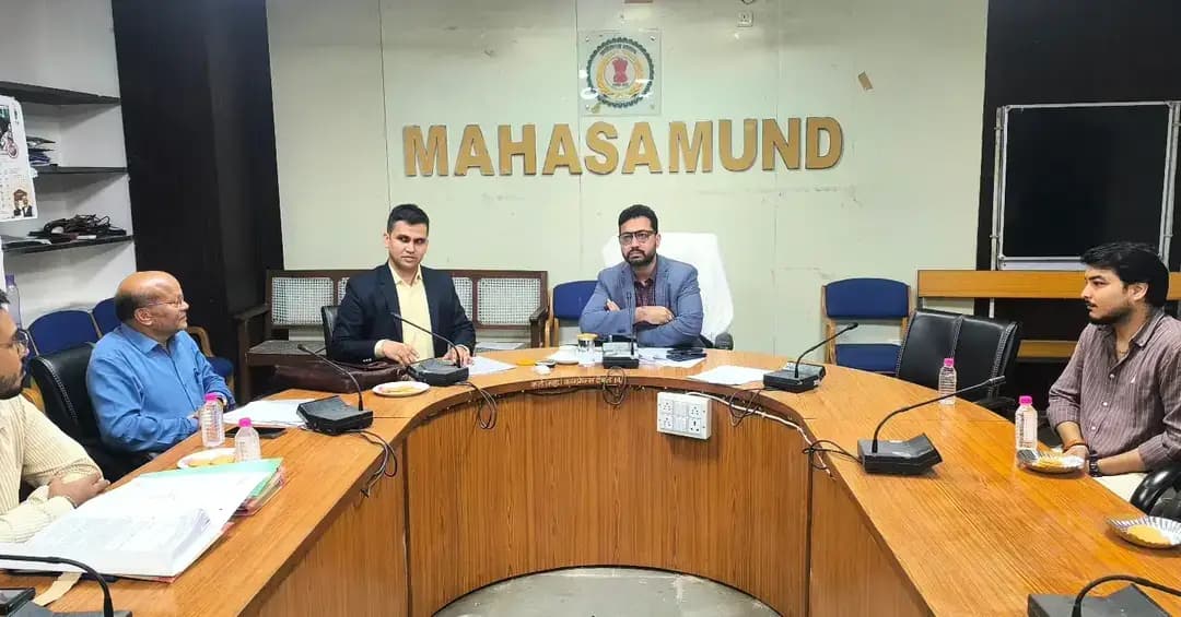 प्रवासी श्रमिकों के अधिकारों और सुविधाओं को लेकर प्रशासन सख्त
कलेक्टर श्री विनय कुमार लंगेह एवं पुलिस अधीक्षक श्री प्रभात कुमार ने ली समीक्षा बैठक।
बिना लाइसेंस एवं अनुमति के श्रमिकों को बाहर ले जाने पर होगी कड़ी कार्रवाई। श्रमिकों और उनके परिवारों को स्वच्छ पेयजल, शौचालय, आवास एवं स्वास्थ्य सुविधाएं उपलब्ध कराना ठेकेदारों की जिम्मेदारी। श्रमिकों के बच्चों की शिक्षा, आंगनबाड़ी एवं स्कूल में प्रवेश और बाल संरक्षण कानूनों के पालन पर जोर।
श्रमिकों को बंधक बनाकर रखने पर रोक, बीमार होने पर इलाज की सुविधा तथा आकस्मिक मृत्यु की स्थिति में परिजनों को तत्काल सूचना देना अनिवार्य।
पलायन करने वाले श्रमिकों का ग्राम पंचायत के पलायन रजिस्टर में विवरण दर्ज करना होगा।
#Goodgovernance #LabourRights #chhattisgarh #mahasamund
