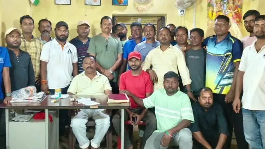 नोआमुंडी: गुवा बाजार स्थित झारखंड मजदूर यूनियन कार्यालय में छोटे वाहन चालकों की हुई बैठक
