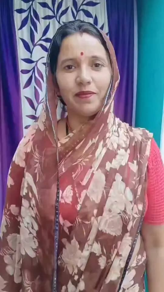 वन नेशनल वन कार्ड योजना से निःशुल्क राशन मिलने से श्रीमती चंदा देबी राय को परिवार का पालन-पोषण करने में मिली सहायता
-
वन नेशनल वन कार्ड योजना का लाभ मिलने से परिवार का पालन-पोषण करने में आसानी होती है। मैं योजना का लाभ मिलने पर बहुत खुश हूं और प्रधानमंत्री श्री नरेन्द्र मोदी को धन्यवाद देती हूं। ऐसा कहना है टीकमगढ़ जिले की ग्राम पंचायत कैलपुरा निवासी श्रीमती चंदा देवी राय का।
श्रीमती चंदा देवी राय ने बताया कि वन नेशनल वन कार्ड योजना से देश के किसी भी स्थान पर राशन आसानी से मिल जाता है। उन्होंने बताया कि पहले मजूदरी के कार्य से बाहर जाने पर राशन न मिलने पर परिवार का पालन-पोषण करने में कठिनाईयों का सामना करना पड़ता था। वन नेशनल वन कार्ड योजना से राशन आसानी से मिल रहा हैै। इसके लिये मैं प्रधानमंत्री जी को धन्यवाद देती हूं।
#SevaSankalpAbhiyan
#सेवा_संकल्प_अभियान
#JansamparkMP
#Jansamparktikamgarh
#tikamgarh