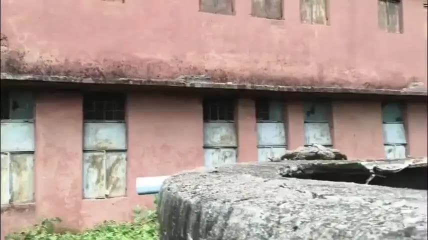 पिपरई: जर्जर पानी की टंकी से हादसे का खतरा, कीचड़ भरे रास्ते से गुजर रहीं छात्राएं
