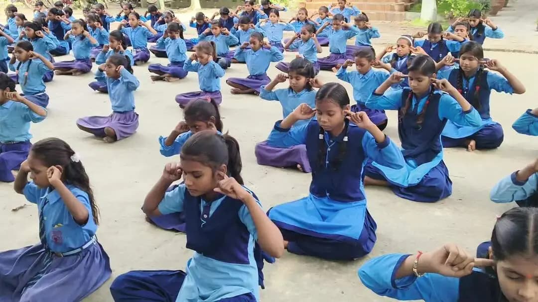 मध्य विद्यालय कटरमाला गोरौल वैशाली में बच्चे योग का अभ्यास प्रस्तुति कार्तिक कुमार राष्ट्रीय योग प्रशिक्षक 700431812 1