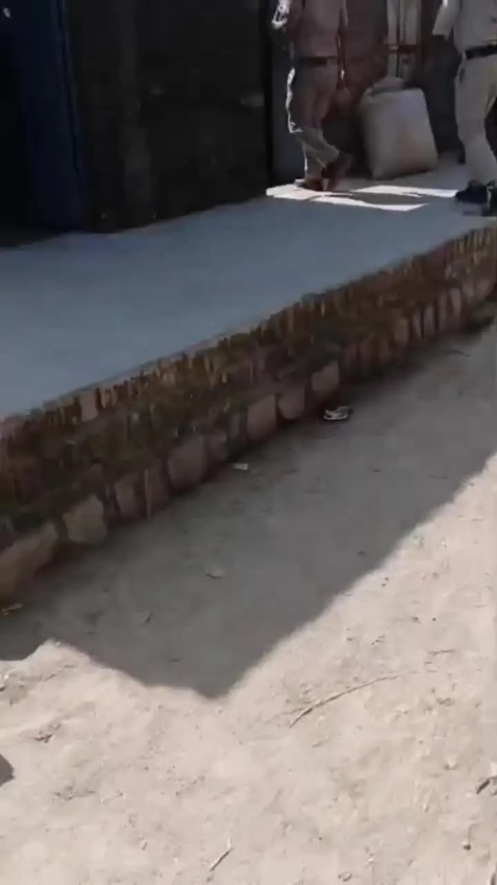 दतिया पुलिस
प्रेस नोट
*आत्महत्या का प्रयास कर रही युवती को थाना गोराघाट पुलिस ने कमरे का गेट तोड़कर बचाया*
थाना गोरा