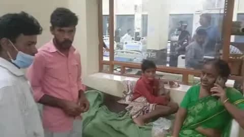 सासनी: परिजनों के साथ खेत पर गए एक बालक के पैर पर सांप ने काटा, हालत बिगड़ने पर सांप सहित बालक को परिजन लाए अस्पताल