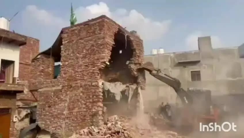 आगरा: आगरा के रतनपुरा में नगर निगम ने पांच मकान ध्वस्त किए, महिलाओं ने किया विरोध, पुलिस बल की मौजूदगी में हटाया कब्जा