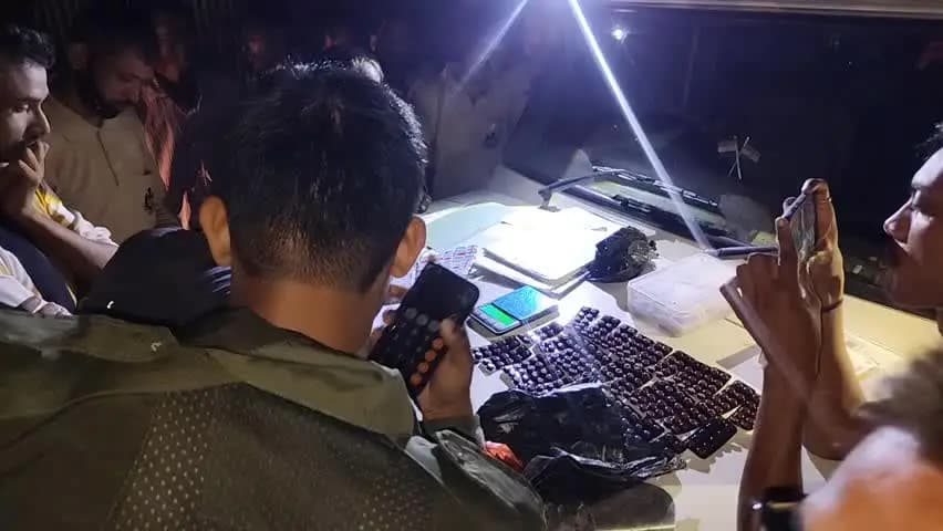 বিলাসীপাৰা ভাগ: বিলাসীপাৰাৰ ডুবাচুৰী বজাৰত আৰক্ষীৰ অভিযানত বৃহৎ পৰিমাণৰ নিচাজাতীয় দ্ৰব্যসহ এজন সৰবৰাহকাৰী গ্ৰেপ্তাৰ।