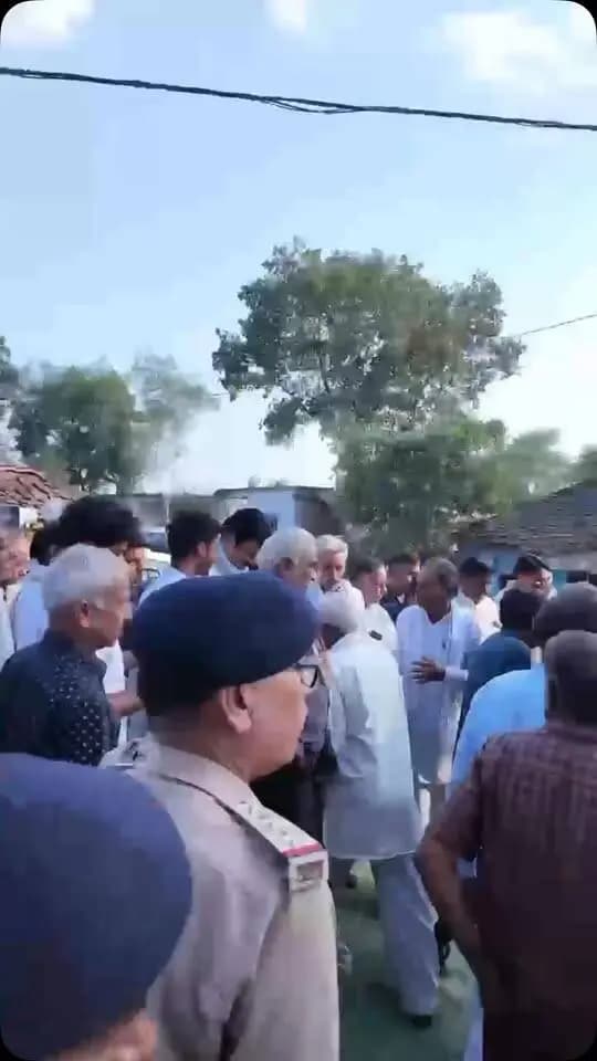 ➡️ विकास की ओर बढ़ते कदम!
खाद्य एवं नागरिक आपूर्ति मंत्री श्री गोविंद सिंह राजपूत एवं सागर लोकसभा क्षेत्र की सांसद श्रीमती लता वानखेड़े के करकमलों द्वारा सुरखी विधानसभा के जैसीनगर मण्डल में करोड़ों रुपये के विकासकार्यों का भूमिपूजन एवं लोकार्पण संपन्न हुआ। क्षेत्र के निरंतर विकास की दिशा में यह एक और ऐतिहासिक कदम है।
#GovindSinghRajput #LataWankhede #Surkhi #Jaisinagar #development