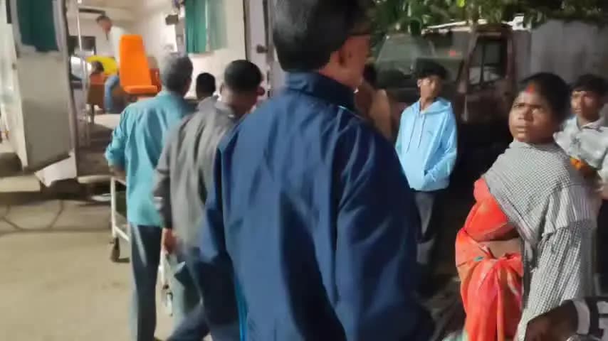 लोहरदगा: महूगांव के पास ऑटो ने दो बाइक को मारी टक्कर, सफाई कर्मी समेत चार घायल, तीन नाबालिग रिम्स रेफर