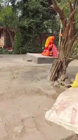 barouhi mai Hanuman chabutra ko badi lagakar jam kar diyagaya hai prasasan se anurodh hai ki samana khali karya jay gra