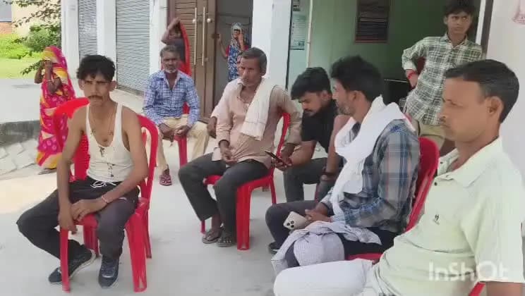 छिबरामऊ: शकरपुर रोड पर हाल में बंधी तीन भैंसों को 6-7 अज्ञात बदमाशों ने पिकअप में लेकर फरार होने से पहले की मारपीट