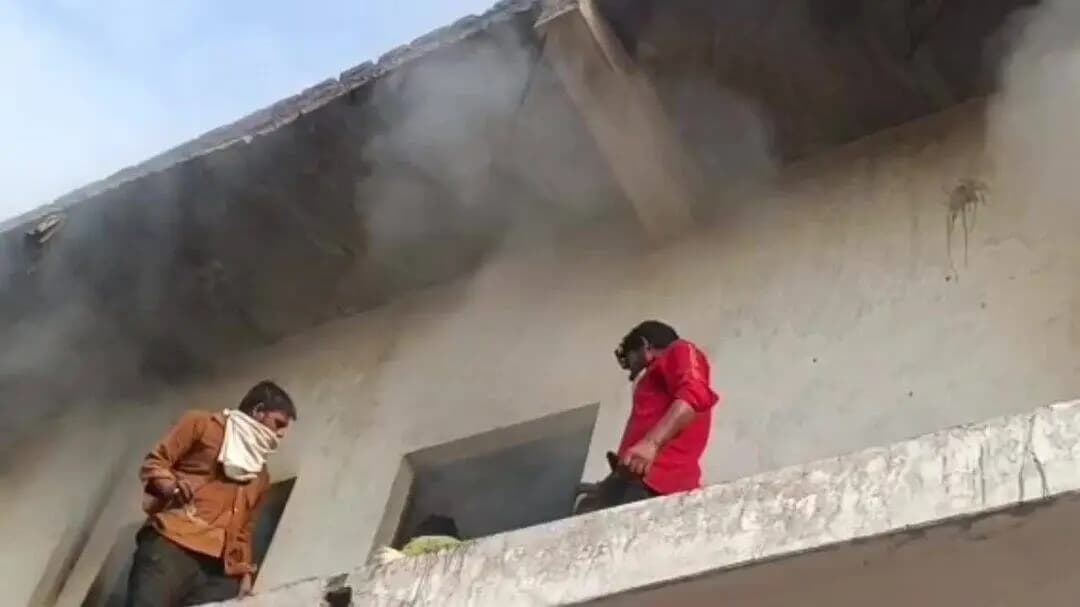कोल: अलीगढ़ में हार्डवेयर फैक्ट्री में भीषण आग, इलाके में मची अफरा-तफरी
