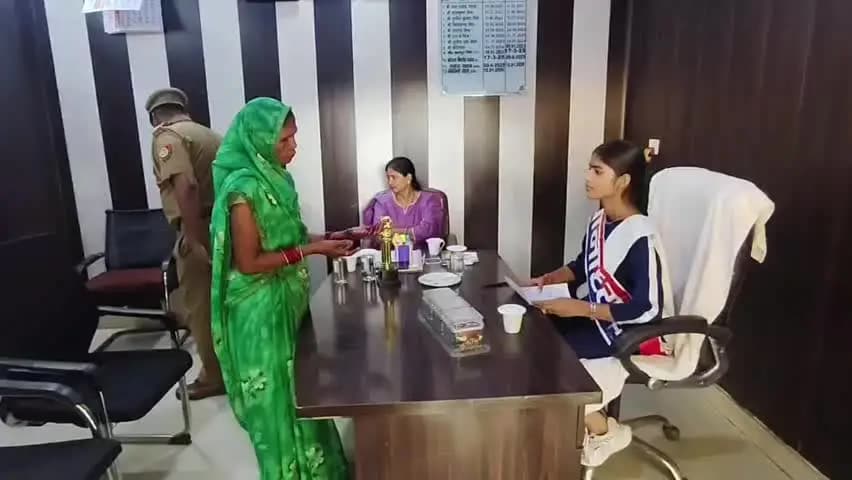 बिलग्राम: हरदोई में छात्रा शिवी मिश्रा बनीं एक दिन की सांडी थानाध्यक्ष, सुनी फरियादियों की समस्याएं