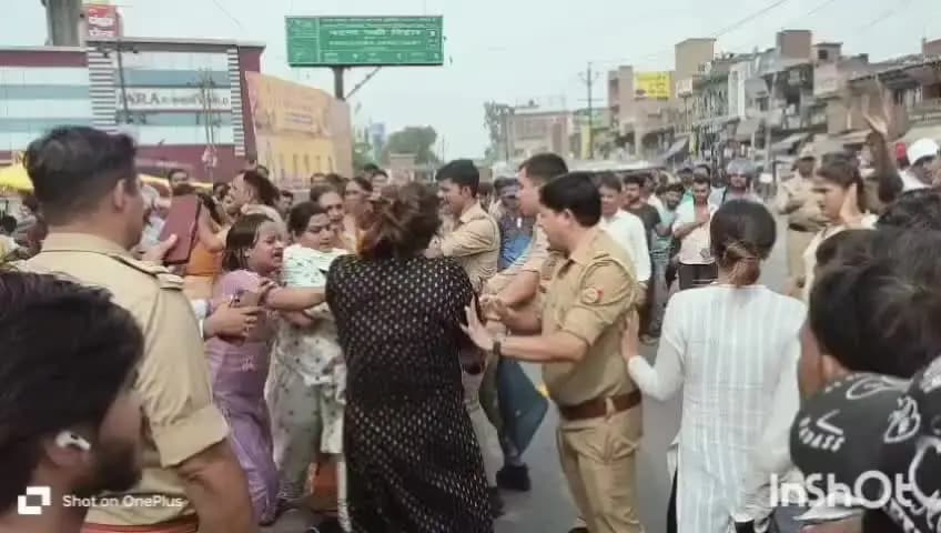 एत्मादपुर: टेढ़ी बगिया पुलिस चौकी पर किन्नरों ने नग्न होकर किया प्रदर्शन, हंगामा और मारपीट का वीडियो सोशल मीडिया पर वायरल