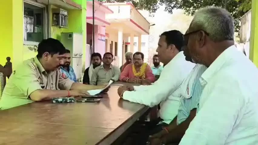 भरथना: बकेवर के परसोली ओङमपुर में बिशेष सिंह यादव आत्महत्या प्रकरण में निष्पक्ष जांच की मांग, थाने में प्रधानों की कूच