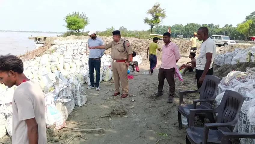 सदर: दुर्गा प्रतिमा विसर्जन को लेकर अधिकारियों ने निर्मली कुंड का किया निरीक्षण