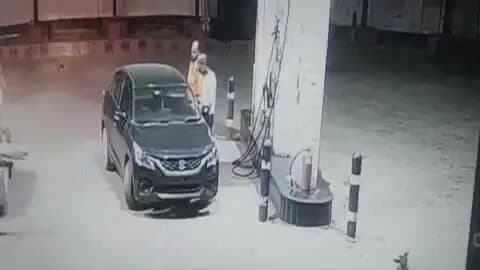 सिकंदराराऊ: एटा रोड पर पेट्रोल के पैसे दिए बिना पेट्रोल पंप से कार लेकर फरार हुए युवक, घटना सीसीटीवी में कैद, वीडियो हुआ वायरल
