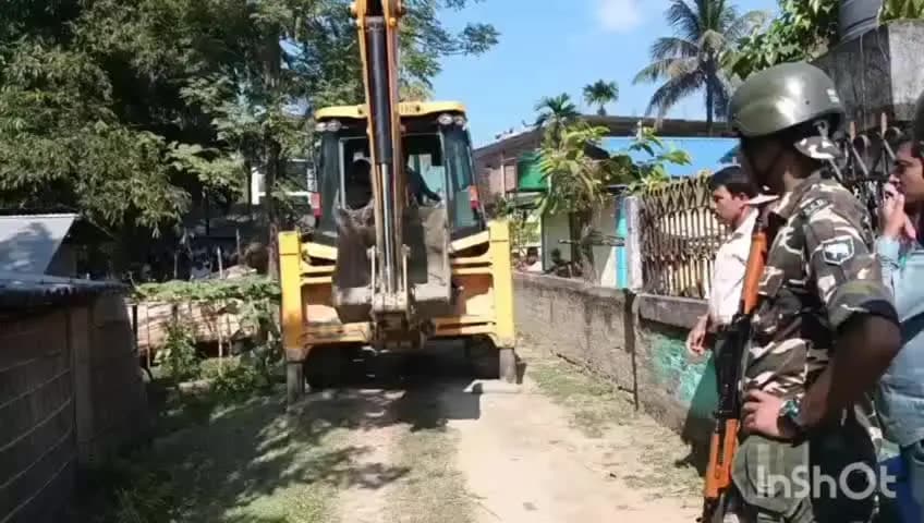 মৰিগাঁও: লাহৰীঘাটৰ টেঙাগুৰিত প্ৰশাসনৰ উচ্ছেদ অভিযান, আৰক্ষী-অৰ্ধসামাৰিক বাহিনীৰ এটা বিশাল দলৰ উপস্থিতিত চলাই এই অভিযান