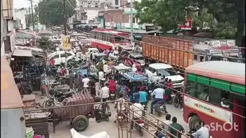 गोला गोकरणनाथ: गोला नगर के मोहम्मदी रोड पर जाम का जंजाल, राहगीर बेहाल; ट्रैफिक पुलिस ने संभाला मोर्चा
