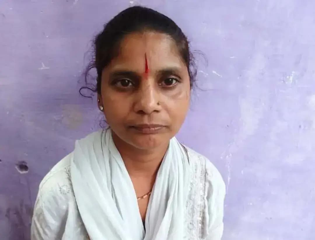 ☑️पीएम गरीब कल्याण योजना बनीं वरदान , कृष्णा बर्मन के परिवार को मिल रहा है खाद्यान्न का लाभ
☑️प्रधानमंत्री गरीब कल्याण योजना के अंतर्गत जिले के पात्र हितग्राहियों को नियमित रूप से खाद्यान्न उपलब्ध कराया जा रहा है। इसी क्रम में कृष्णा बर्मन निवासी खलेसर ने बताया कि उनका अति गरीबी श्रेणी का राशन कार्ड बना हुआ है, जिसके माध्यम से उन्हें प्रत्येक माह 35 किलोग्राम खाद्यान्न प्राप्त हो रहा है। उन्होंने बताया कि उनके परिवार में कुल तीन सदस्य हैं और योजना से मिलने वाला राशन परिवार की दैनिक आवश्यकताओं को पूरा करने में महत्वपूर्ण सहयोग प्रदान करता है।
कृष्णा बर्मन ने कहा कि शासन की इस जनकल्याणकारी योजना से आर्थिक रूप से कमजोर परिवारों को बड़ी राहत मिली है। समय पर मिलने वाले निःशुल्क खाद्यान्न से परिवार के भोजन की चिंता काफी हद तक कम हुई है, जिससे घरेलू खर्च पर भी सकारात्मक प्रभाव पड़ा है। उन्होंने बताया कि उचित मूल्य की दुकान से उन्हें नियमित रूप से निर्धारित मात्रा में खाद्यान्न प्राप्त हो रहा है और वितरण व्यवस्था भी संतोषजनक है।
उन्होंने प्रधानमंत्री एवं मध्यप्रदेश शासन का आभार व्यक्त करते हुए कहा कि हम जैसे गरीब परिवारों के लिए यह योजना अत्यंत उपयोगी और राहत देने वाली है। हम ह्दय से अपने प्रधानमंत्री जी व मुख्यमंत्री जी का धन्यवाद ज्ञापित करते है।
@cmmadhyapradesh
@JansamparkMP
<nis:link nis:type=tag nis:id=सेवा_संकल्प_अभियान nis:value=सेवा_संकल्प_अभियान nis:enabled=true nis:link/> <nis:link nis:type=tag nis:id=sevasankalpabhiyan nis:value=SevaSankalpAbhiyan nis:enabled=true nis:link/> <nis:link nis:type=tag nis:id=ashirwadkadiya nis:value=AshirwadKaDiya nis:enabled=true nis:link/>