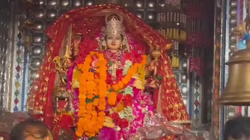 घुवारा: 900 साल पुराने अबार माता मंदिर में उमड़ रही श्रद्धालुओं की भीड़, चट्टान छूने से मन्नत पूरी होने की मान्यता