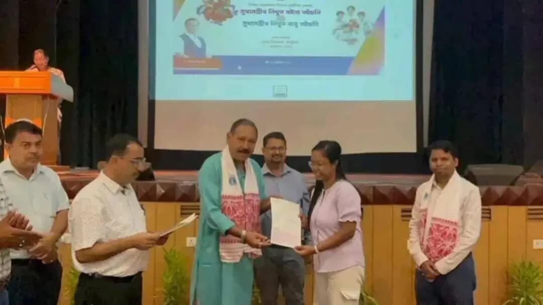 তেজপুৰ: তেজপুৰ বিশ্ববিদ্যালয়ত উপস্থিত হৈ ছাত্ৰ ছাত্ৰী ৰ মাজত নিযুত মইনা আৰু নিযুত বাবুৰ চেক বিতৰণ বিধায়ক পৃথ্বিৰাজ ৰাভাৰ
