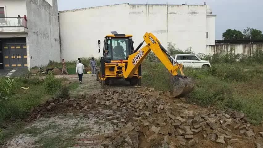 कैराना: कैराना में अवैध कॉलोनियों पर चला एमडीए का बुलडोजर, निर्माणाधीन भवन भी किया गया सील