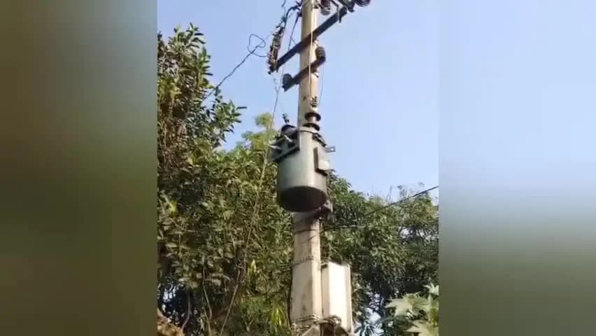 बदलापुर: घनश्यामपुर में ट्रांसफार्मर जलने से करीब एक दर्जन घरों की बिजली गुल, ग्रामीणों ने लाइनमैन पर लगाया आरोप