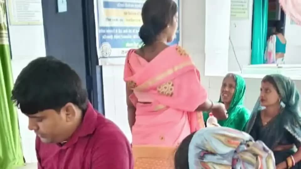 साहेबपुर कमाल: साहेबपुरकमाल CHC परिसर में प्रधानमंत्री सुरक्षित मातृत्व अभियान के तहत गर्भवती महिलाओं की हुई जांच