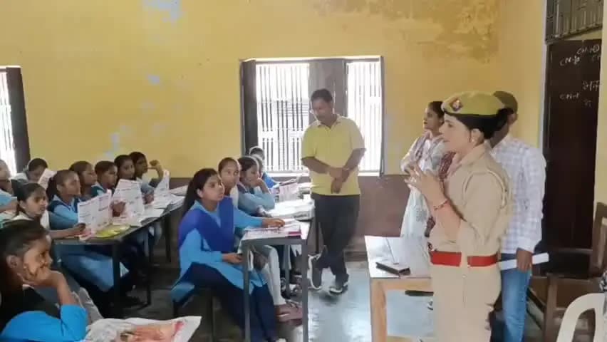 सवायजपुर: मिशन शक्ति के तहत भारतीय इण्टर कालेज में बालिकाओं के लिए करियर काउंसलिंग और सुरक्षा जागरूकता कार्यक्रम संपन्न