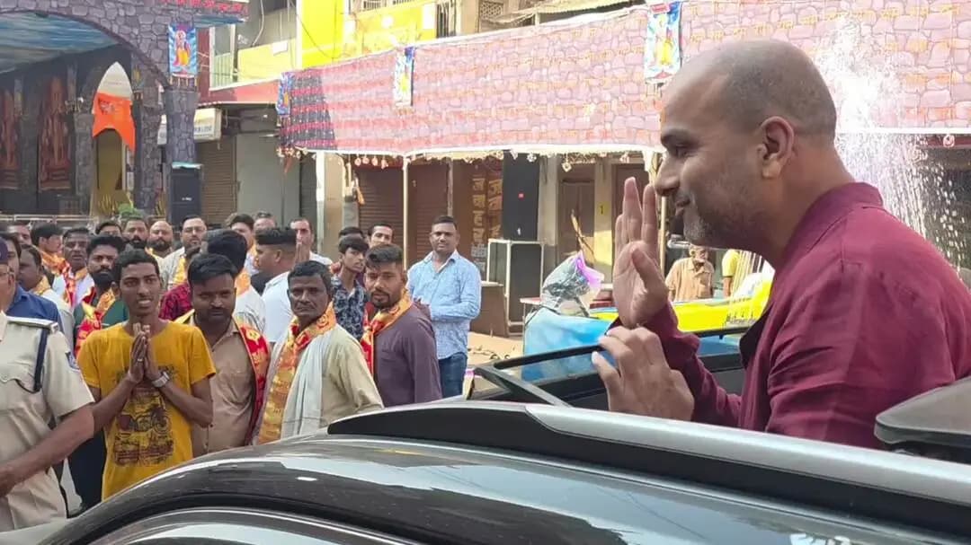 बुरहानपुर नगर: 13 वर्षों से निकाली जा रही भव्य चुनरी यात्रा 23 किलोमीटर पैदल चलकर इच्छादेवी मंदिर पहुंचे श्रद्धालु दादा गुरु भी हुए शाम