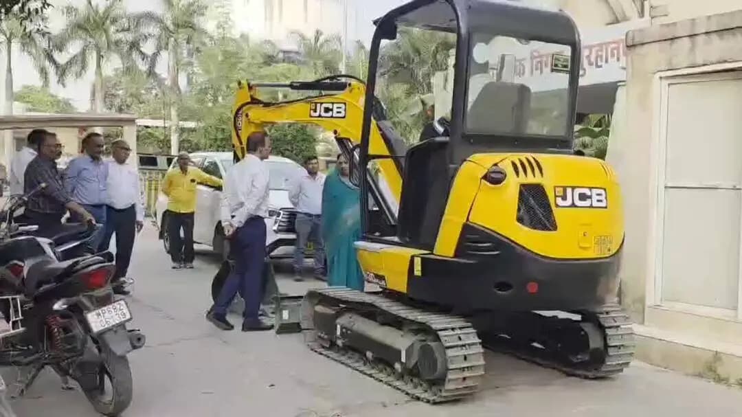 बुरहानपुर: संकरी जगहों में भी अब आसान होगी नालों की सफाई, नगर निगम को मिली नई मिनी पोकलेन क्रेन