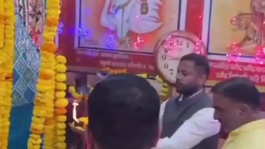 शाजापुर: शाजापुर के नवागत कलेक्टर डॉ. परिक्षित संजयराव झाड़े ने किया पदभार ग्रहण, मां राजराजेश्वरी के किए दर्शन