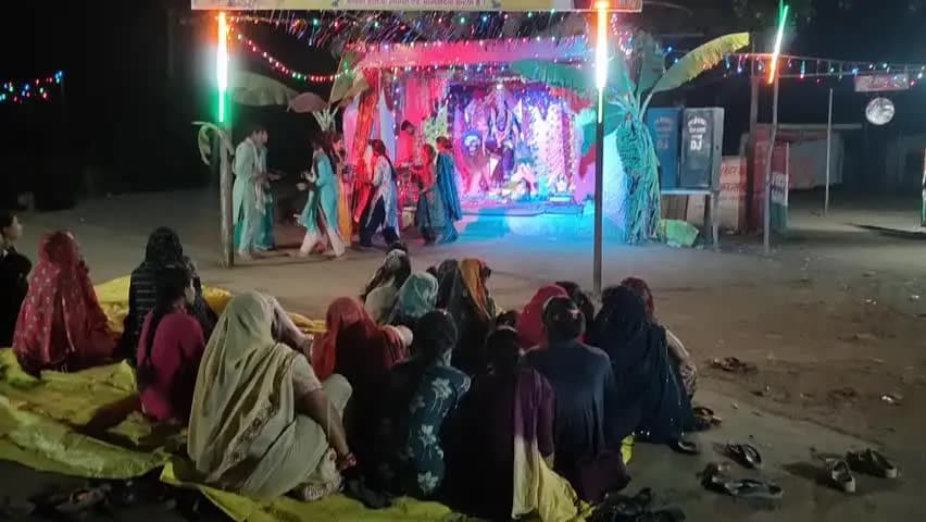 नेपानगर: बंजारा टांडे में माता रानी की भक्ति का रंग, रंग-बिरंगे परिधानों में बालिकाओं ने किया गरबा