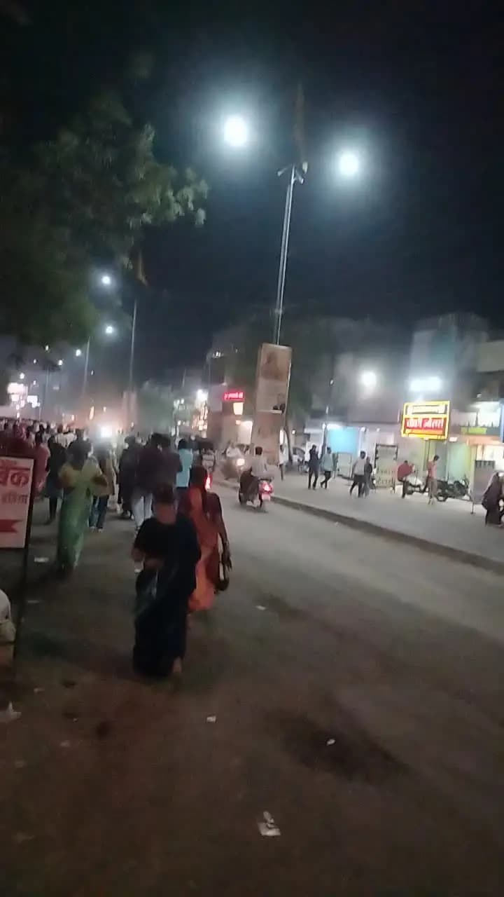Naila durga ji dekhe ke liya logo ka hukum nikla pada he