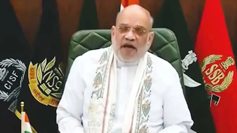 नक्सलवाद समाप्त होने से हम इन पाँच दशकों की पीड़ा को समाप्त नहीं कर सकते। उस पीड़ा ने जहाँ-जहाँ घाव दिए हैं, वहाँ हमें मरहम लगाना होगा। उनको खड़ा करने का प्रयास करना पड़ेगा और वे सम्मान के साथ जीवन जी पाएँ, इसकी व्यवस्था करनी पड़ेगी। इसके कई सुखद परिणाम सामने आए हैं।
- श्री अमित शाह, केंद्रीय गृह एवं सहकारिता मंत्री
#NaxalFreeBastar #Bastar #Chhattisgarh #InclusiveDevelopment #Sushasansarkar #VishnuBhaiya