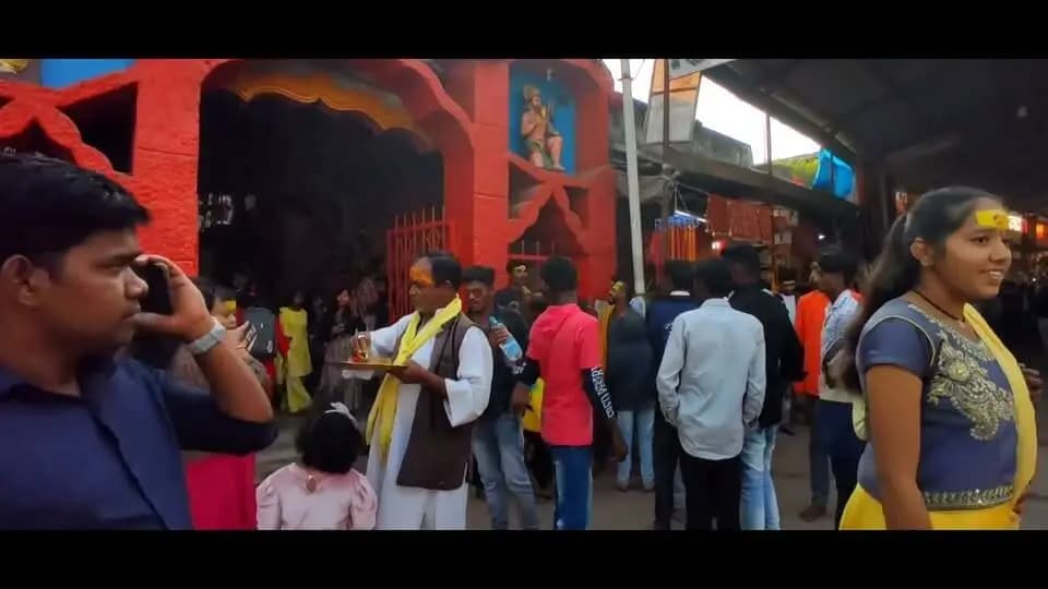 जय माँ चंद्रहासिनी
अलौकिक तेज, दिव्य आभा और असीम करुणा से भक्तों के जीवन को आलोकित करने वाली माँ चंद्रहासिनी का पावन धाम छत्तीसगढ़ की आध्यात्मिक चेतना और अटूट आस्था का अनुपम केंद्र है। माँ के श्रीचरणों में श्रद्धा अर्पित कर भक्त सुख, शांति और समृद्धि का आशीर्वाद प्राप्त करते हैं।
शारदीय नवरात्रि के पंचम दिवस पर माँ चंद्रहासिनी के श्रीचरणों में कोटि-कोटि वंदन।
जय माता दी
#Navratri2026 #नवरात्रि #MaaSkandamata #CGNavratri2026 #महतारी_का_सम्मान #महतारी_के_मान #माँचंद्रहासिनी