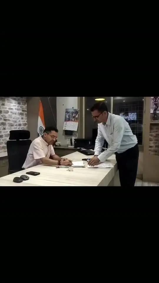 #बालाघाट के नए कलेक्टर आदित्य सिंह ने संभाला कार्यभार
भारतीय प्रशासनिक सेवा (आईएएस) के वर्ष 2014 बैच के अधिकारी श्री आदित्य सिंह ने गुरुवार 15 अक्टूबर को बालाघाट जिले के नए कलेक्टर के रूप में कार्यभार ग्रहण कर लिया। कार्यभार संभालने के बाद उन्होंने जिला अधिकारियों से परिचय प्राप्त किया और प्रशासन की कार्यशैली को लेकर अपनी प्राथमिकताएं स्पष्ट कीं।
#cmmadhyapardesh #JansamparkMP #gaddeptmp