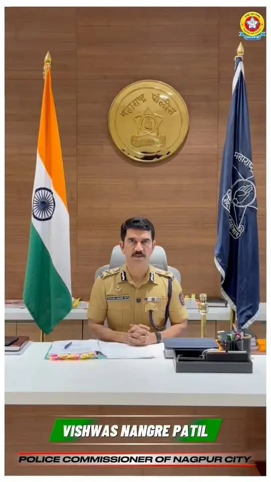 🚨 डिजिटल डिटेंशनच्या फसवणुकीपासून सावध राहा! 🚨
📱 तुमच्या नावावर पार्सल आहे, ड्रग्ज सापडले आहेत किंवा तुमच्याविरुद्ध गुन्हा दाखल आहे, असे सांगून घाबरवणारे फोन किंवा व्हिडिओ कॉल येऊ शकतात. पोलीस असल्याचे भासवून तुमची वैयक्तिक माहिती, OTP आणि पैशांची मागणी केली जाऊ शकते.
⚠️ लक्षात ठेवा!
🔹 पोलीस असल्याचे सांगणाऱ्या प्रत्येक कॉलवर विश्वास ठेवू नका.
🔹 WhatsApp व्हिडिओ कॉलवरून पोलीस कारवाईची भीती दाखवणाऱ्यांपासून सावध राहा.
🔹 AI च्या मदतीने बनवलेले बनावट आवाज, फोटो आणि व्हिडिओ खरे वाटू शकतात.
🔹 कोणालाही OTP, बँकिंग माहिती किंवा वैयक्तिक माहिती देऊ नका.
🔹 कोणत्याही संशयास्पद दाव्याची अधिकृत माध्यमातून पडताळणी करा.
💰 तुमच्या मेहनतीची कमाई सुरक्षित ठेवा. घाबरू नका, फसवणुकीला बळी पडू नका!
📞 सायबर फसवणूक झाल्यास त्वरित 1930 वर संपर्क साधा.
नागपूर शहर पोलीस — विश्वास, सुरक्षा आणि सेवा. 👮♂️
#NagpurCityPolice #CyberSafety #DigitalArrestScam #CyberFraud #StayAlert