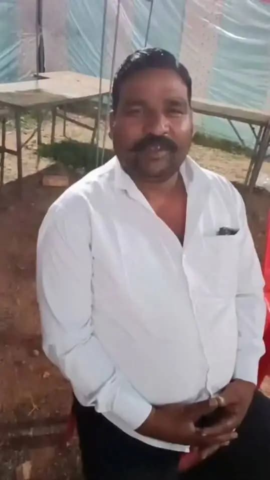 वन नेशनल वन कार्ड योजित वन नेशनल योजना से निःशुल्क राशन मिलने से श्री राम सिंह यादव को परिवार का पालन-पोषण करने में मिली सहायता
---
वन नेशनल वन कार्ड योजना का लाभ मिलने से परिवार का पालन-पोषण करने में आसानी होती है। मैं योजना का लाभ मिलने पर बहुत खुश हूं और प्रधानमंत्री श्री नरेन्द्र मोदी को धन्यवाद देता हूं। ऐसा कहना है टीकमगढ़ जिले की ग्राम पंचायत धामना निवासी श्री राम सिंह यादव का।
श्री राम सिंह ने बताया कि वन नेशनल वन कार्ड योजना से देश के किसी भी स्थान पर राशन आसानी से मिल जाता है। उन्होंने बताया कि पहले मजूदरी के कार्य से बाहर जाने पर राशन न मिलने पर परिवार का पालन-पोषण करने में कठिनाईयों का सामना करना पड़ता था। वन नेशनल वन कार्ड योजना से राशन आसानी से मिल रहा हैै। इसके लिये मैं प्रधानमंत्री जी को धन्यवाद देता हूं।
#SevaSankalpAbhiyan
#सेवा_संकल्प_अभियान
#JansamparkMP
#Jansamparktikamgarh
#tikamgarh