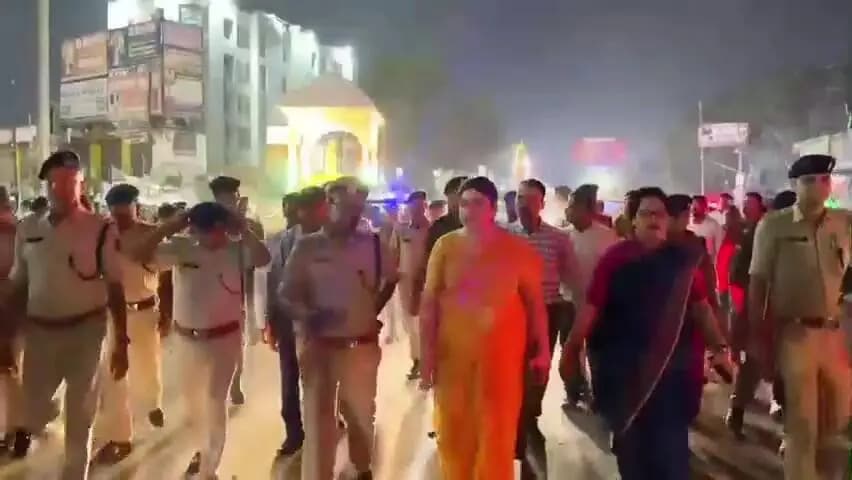 औरंगाबाद: दुर्गा पूजा के मद्देनजर जिलाधिकारी और पुलिस अधीक्षक ने किया संयुक्त फ्लैग मार्च, शांति एवं सौहार्द बनाए रखने की अपील