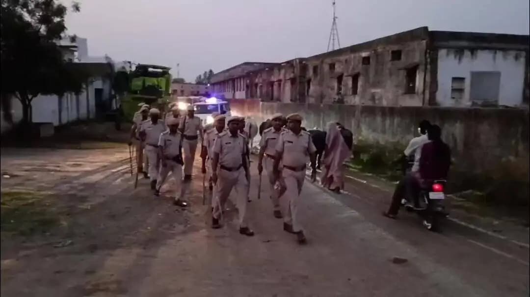 अरनोद: पंचायती राज चुनाव को लेकर नोगांवा में फ्लैग मार्च, अतिसंवेदनशील बूथ पर पुलिस ने की निगरानी