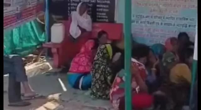धनोरा: लापरवाही से ठेका कर्मचारी की मौत, कार्यालय के सामने शव रखकर हंगामा