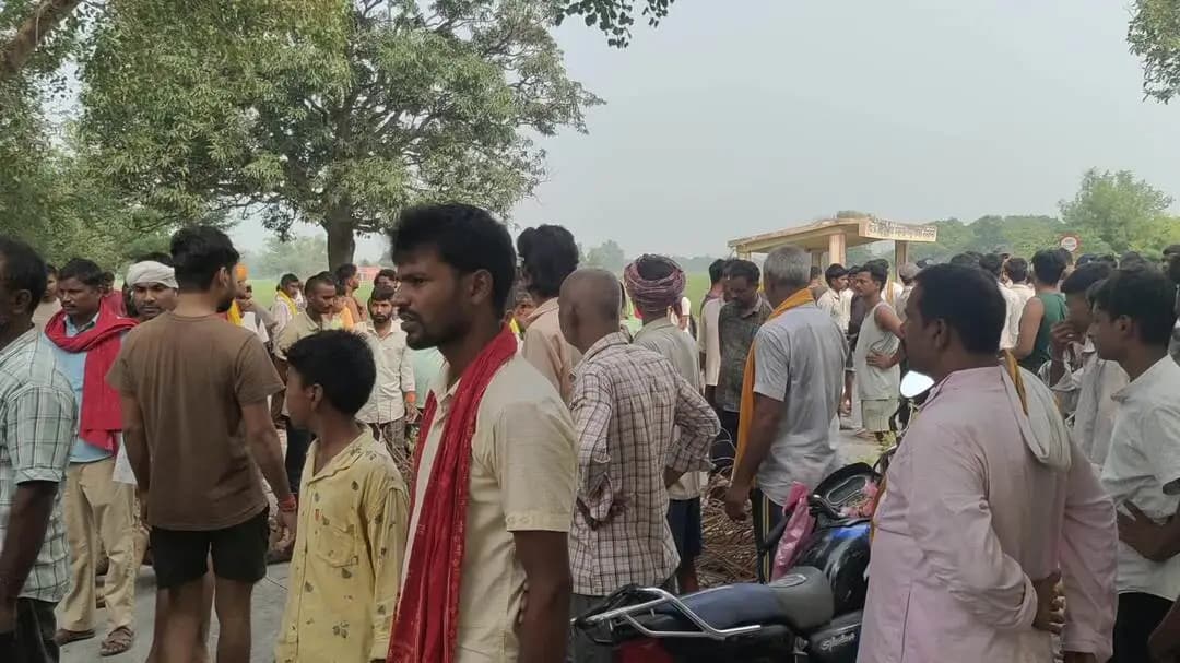 दिनारा बराव स्टेट हाईवे हुआ जाम कारण अज्ञात अपराधियों द्वारा रुपहथा के महिला की दिन में हुई थी हत्या