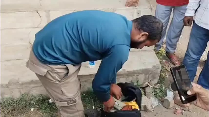कोडरमा: कोडरमा में ठगों ने सरकारी गाड़ी से मरकच्चो छोड़ने का झांसा देकर यात्री से सामान ठगे