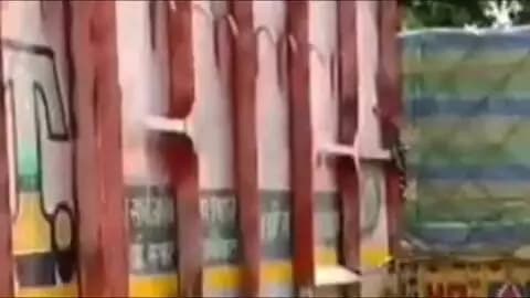 सासनी: सरकारी राशन चावल की कालाबाजारी के शक में पुलिस ने 2 ट्रैकों से 421 बोरा चावल पकड़ा, जांच शुरू