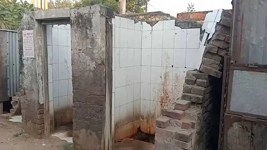 नगर पंचायत माधौगढ़ कार्यालय के पीछे बदहाल शौचालय, स्वच्छता व्यवस्था पर उठे सवाल