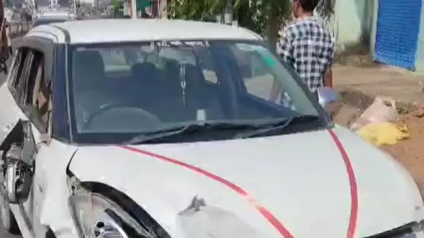 दमोह: नोहटा में कार-बाइक की जोरदार भिड़ंत, दो युवक गंभीर घायल, बाइक के परखच्चे उड़े, चालक घायलों को अस्पताल छोड़ फरार