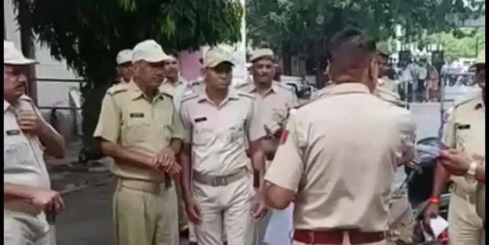 करौली: जिला परिषद चुनाव के लिए नामांकन का अंतिम दिन, कलेक्ट्रेट पर उमड़ी भीड़