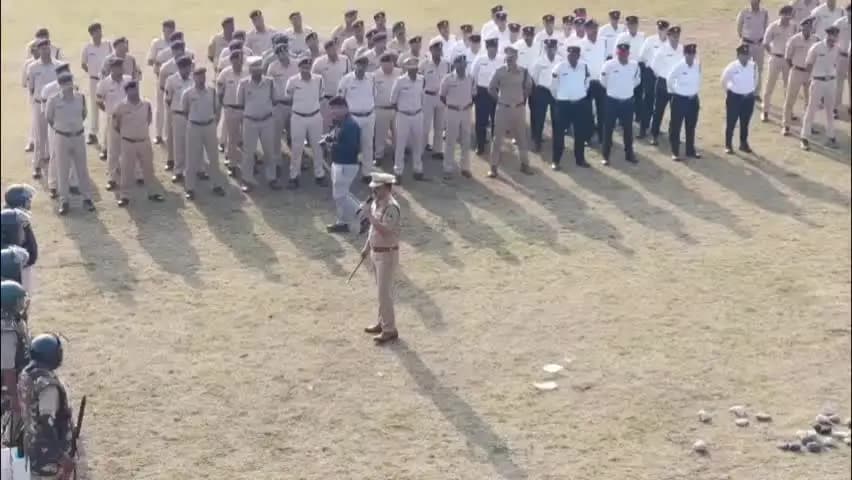 सागर नगर: सागर पुलिस ने पुलिस लाइन ग्राउंड में बलवा परेड कर परखीं तैयारियां, एसपी अनुराग सुजानिया ने संभाली कमान